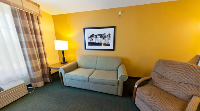 جناح بسرير كوين بغرفة نوم واحدة مع أريكة، Country Inn & Suites by Radisson, Salina, KS 2/5