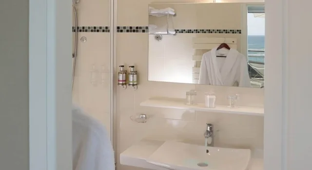 غرفة سوبيريور بسرير كينج بإطلالة على البحر، Castel Clara Thalasso Spa 2/3