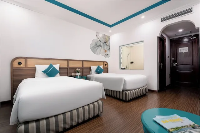 غرفة متصلة عائلية بأربعة أسرّة بإطلالة جزئية على البحر، PARACEL DANANG HOTEL 4/7
