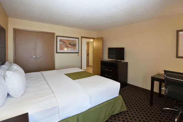 غرفة بسرير كينج، La Quinta Inn Suites Salina 1/3