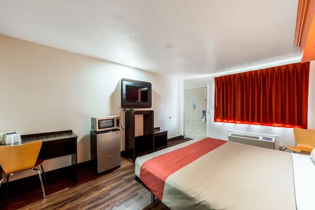 غرفة قياسية بسرير كينج، Motel6 San Antonio, TX - Frost Bank Center 4/10