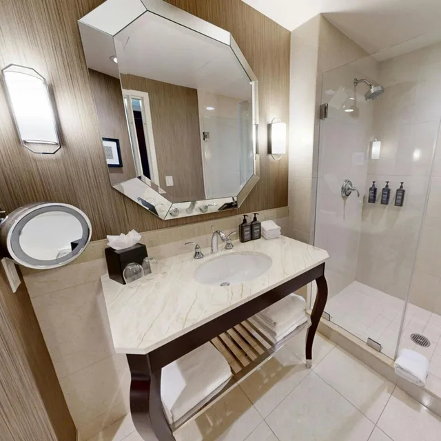 غرفة بسرير كينج في طابق مرتفع، SHERATON MCKINNEY HOTEL 9/9