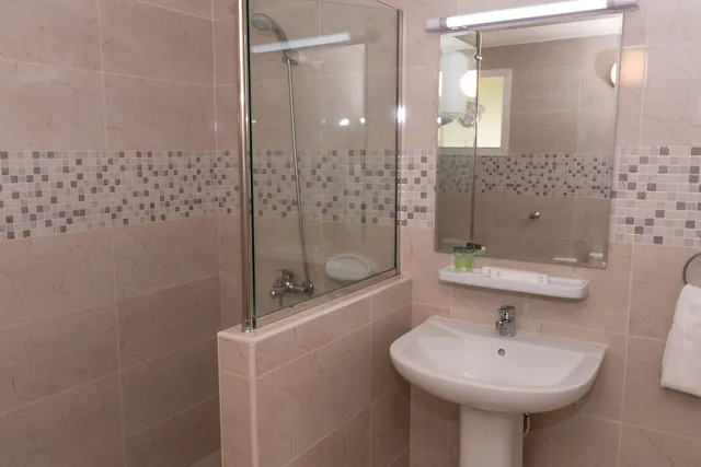 غرفة ديلوكس بسرير كينج بإطلالة على المسبح بغرفة نوم واحدة، Fujairah Hotel and Resort 2/2