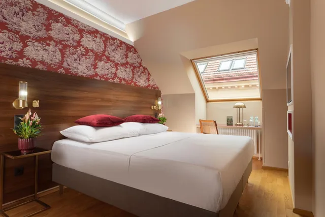 Mansard, King Bed، ALPHA HOTEL 2/5