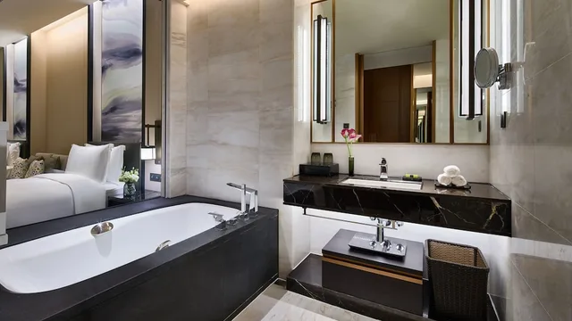 Swan, Premium, King Bed, Lake View, Club Lounge Access، Intercontinental Hotels Hefei 3/5