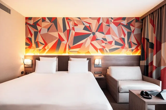 غرفة بريفيليج بسرير مزدوج مع أريكة، Hotel Mercure Omaha Beach 1/9