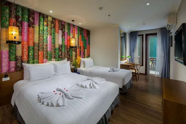 غرفة عائلية بسرير كوين وسرير فردي بشرفة، Hanoi Media Hotel and Spa 1/7