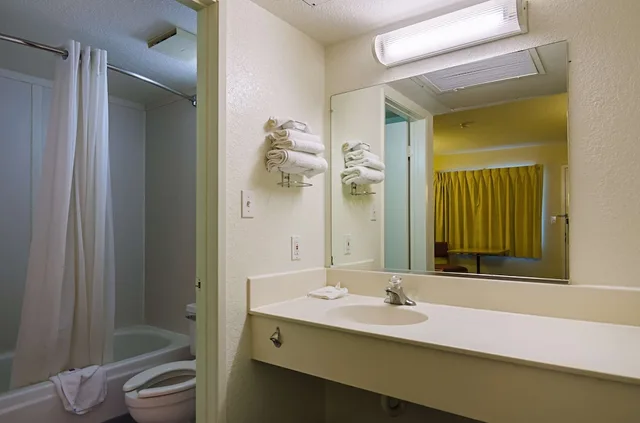غرفة قياسية بسرير كوين لذوي الإعاقة، Motel6 Barstow, CA 10/10