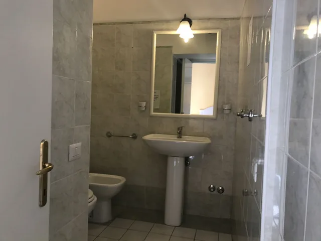 غرفة ثلاثية بسرير مزدوج وسرير فردي، San Daniele Bundi House 4/4