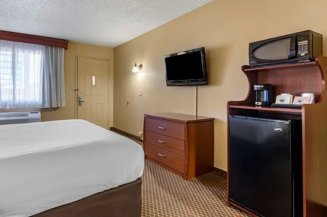 Suite, King Bed, Adult Only, Accessible, Best Western Cottonwood Inn 4/10