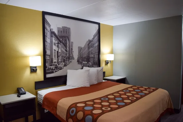 غرفة قياسية بسرير كينج، Super 8 by Wyndham Raleigh Downtown 2/2
