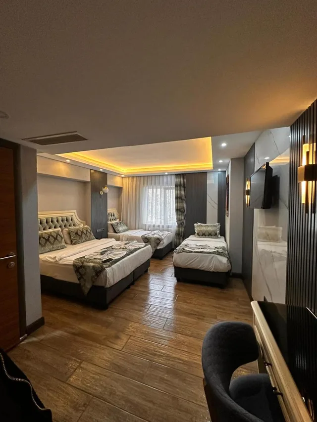 غرفة رباعية بسرير مزدوج وسريرين منفصلين بإطلالة على الحديقة، Sirkeci Ersu Hotel 6/9