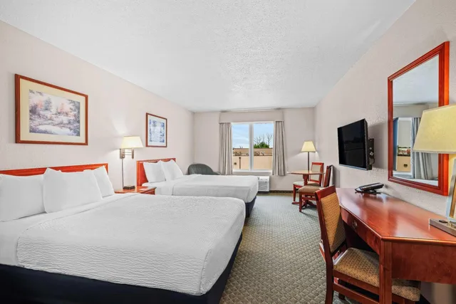 غرفة بسرير كينج وسريرين كوين، Days Inn & Suites by Wyndham Winkler 5/10