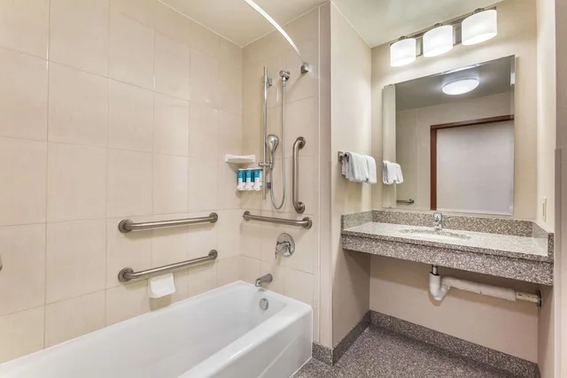 جناح بسرير كينج بغرفتين مع أريكة بحوض استحمام لذوي الإعاقة، Drury Inn & Suites Phoenix Tempe 3/3