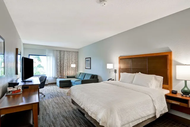 غرفة ديلوكس بسرير كينج بمنطقة جلوس، Hampton Inn Palm Beach Gardens 1/4