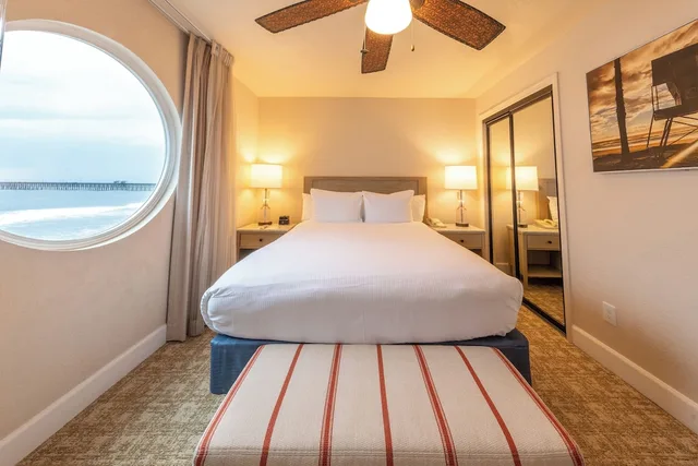 شقة سكنية بسرير كوين بغرفة نوم واحدة مع أريكة بمطبخ صغير، Southern California Beach Club 3/6