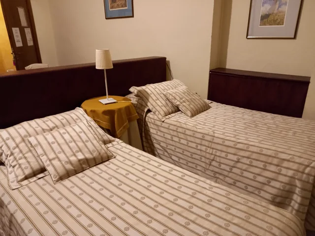 غرفة عائلية رباعية بسرير كوين وسريرين منفصلين بغرفة نوم واحدة بحمام خاص، Tourist House 8/10
