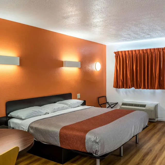 غرفة بسرير كينج للمدخنين، Motel6 Florence, KY - Cincinnati Airport 6/10