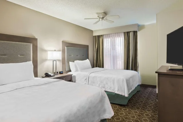 جناح بسريرين كوين بغرفة نوم واحدة مع أريكة، Homewood Suites By Hilton Baton Rouge 1/3