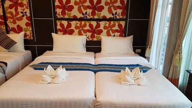 غرفة ديلوكس بسرير كينج وسريرين منفصلين بإطلالة على الحديقة، Buraphat Resort 1/2