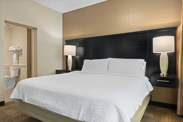 جناح بسرير كينج بغرفة نوم واحدة بمطبخ لذوي الإعاقة، Staybridge Suites Denver Downtown 5/8