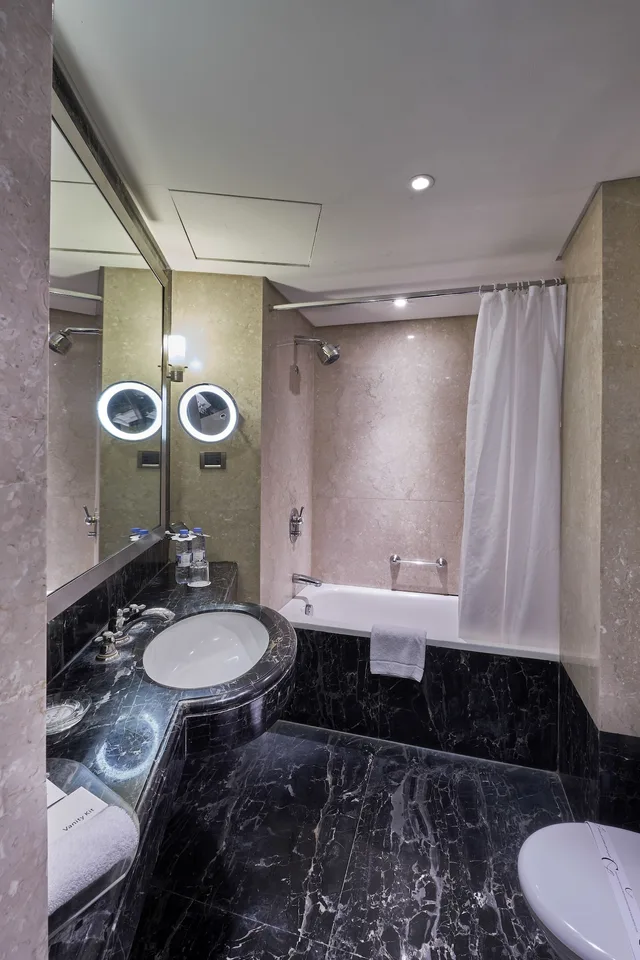 جناح تنفيذي بسرير كينج، Coral Beach Hotel & Resort Beirut 3/3