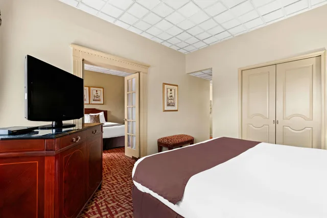 Adjoining, Suite, King and Double Bed، Genetti Hotel SureStay Collection By Best Western 5/8