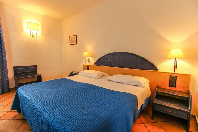 غرفة بسرير كوين بإطلالة على البحر بشرفة، Hotel Paladini Di Francia 4/5