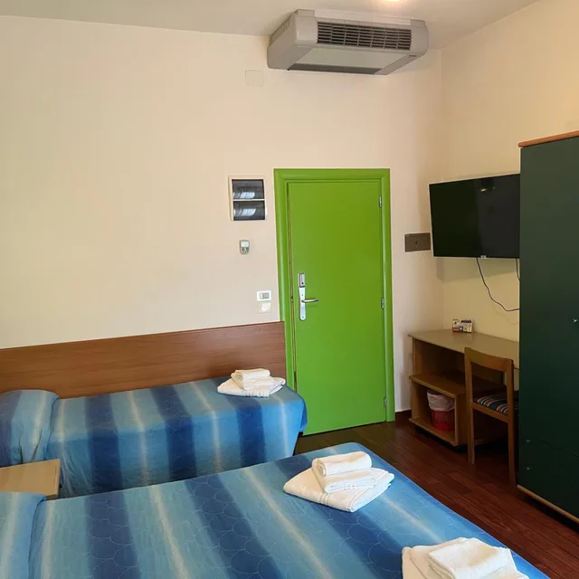 غرفة ثلاثية، Senior Hotel 3/9