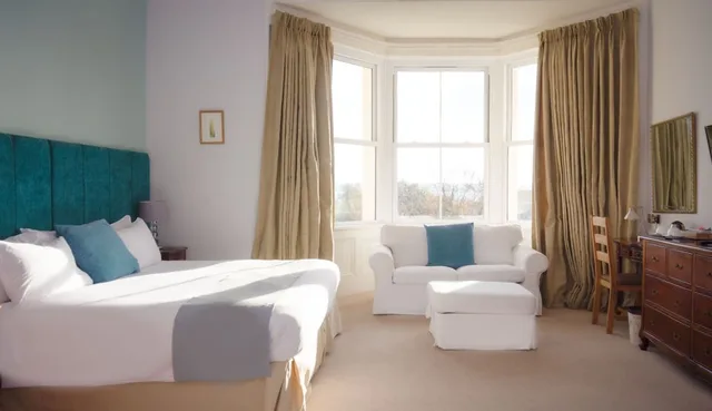 جناح ديلوكس بسرير كينج بإطلالة جزئية على البحر، Crofton House Hotel 3/10