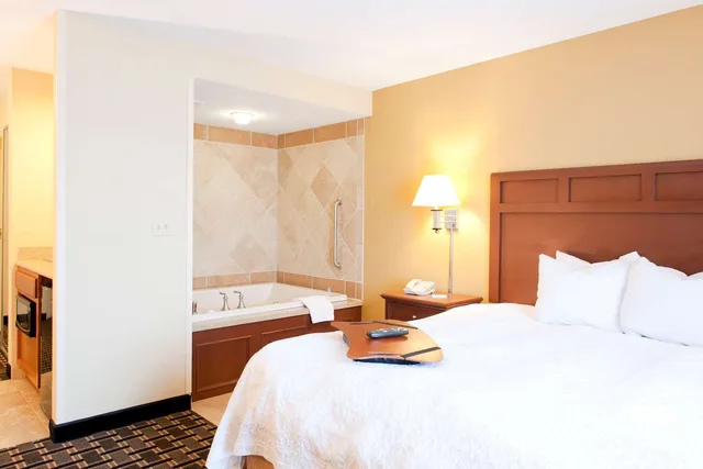 غرفة بسرير كينج بجاكوزي، Hampton Inn & Suites Columbia at the University of Missouri 1/3