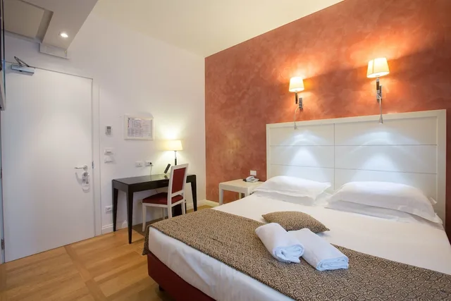 غرفة كومفورت بسريرين منفصلين وسرير كينج، FLORIS HOTEL 1/7