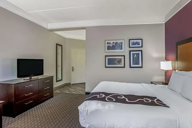 غرفة ديلوكس بسرير كينج، La Quinta Inn And Suites By Wyndham Orlando Airport North 1/9