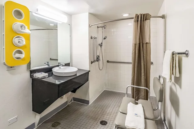 Standard, King Bed, Smoking, Accessible, Motel6 Joliet, IL - I-80 5/5