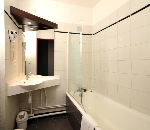 Standard, Queen Bed, BALLADINS EAUBONNE 9/10