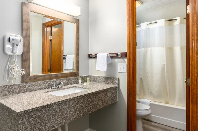 غرفة ديلوكس بسرير كينج، Captains Quarters Motel Conference Center 3/3