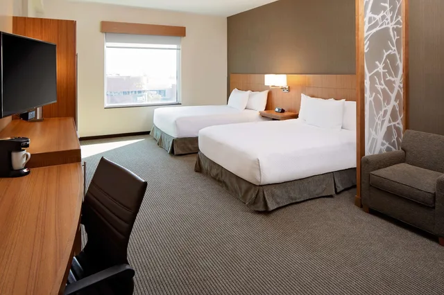 غرفة بسريرين كوين بإطلالة مع أريكة، Hyatt Place Glendale/Los Angeles 1/4