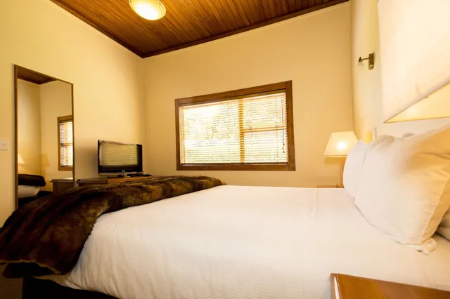 كوخ بسرير كينج وسرير كوين وسريرين منفصلين، Powderhorn Chateau 3/10