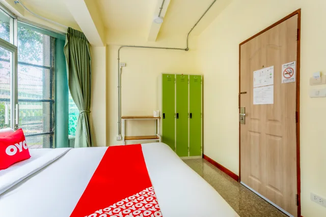 Room, Triple, OYO 928 Leaf Hostel 1/5