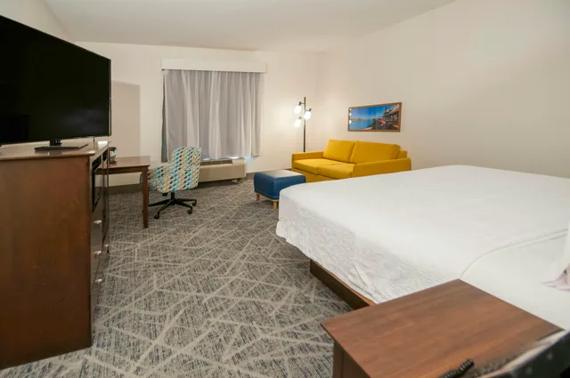 غرفة بسرير كينج مع أريكة، Hampton Inn West Monroe 1/5