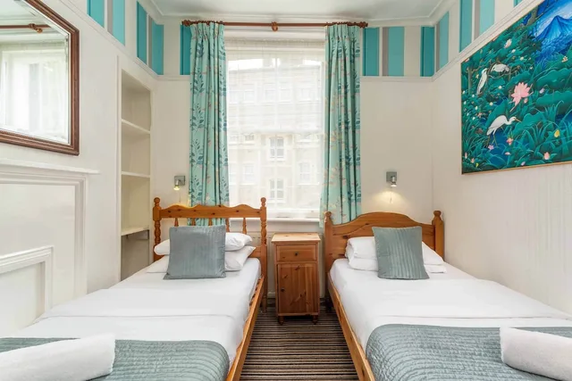 غرفة بسريرين منفصلين بحمام مشترك، St Athans Hotel 3/9