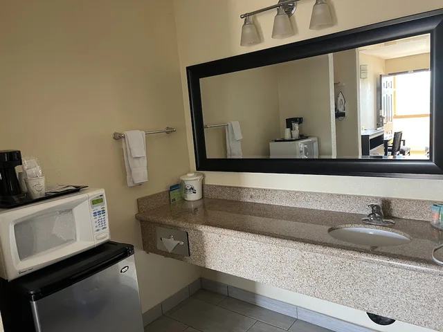 غرفة قياسية بسرير كينج بإطلالة على الجبل، Yosemite Sierra Inn 9/10