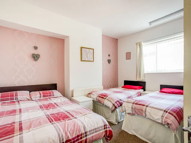 Standard Triple Room - Shared، OYO The Longlands Hotel 1/4