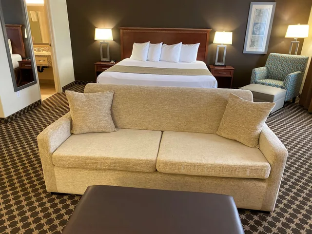غرفة قياسية كبيرة بسرير كينج مع أريكة بحوض جاكوزي، Best Western Strathmore Inn 3/10