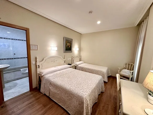 غرفة ثلاثية بثلاثة أسرّة، Hostal Toledo 1/10