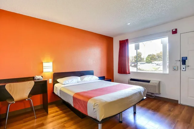 Deluxe, Motel6 Oakland, CA - Embarcadero 2/10