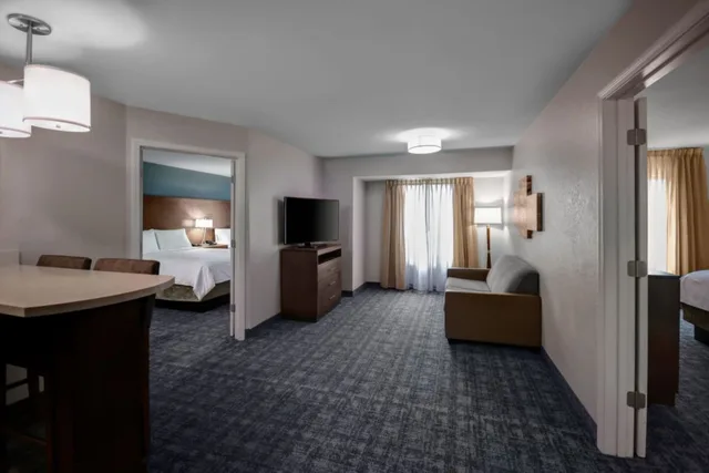 جناح بسرير كينج وسريرين كوين بغرفتي نوم، Staybridge Suites Southgate Detriot Area 2/2