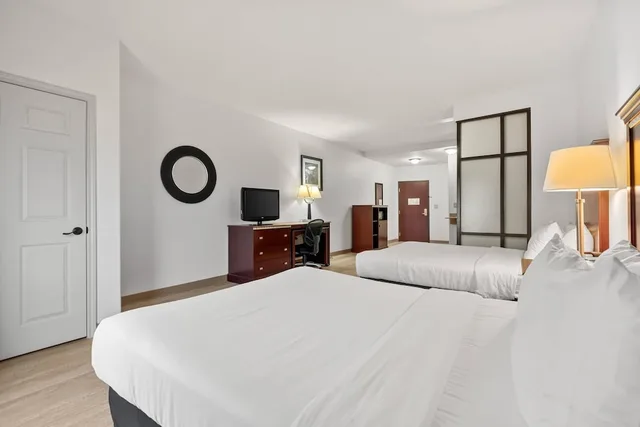 Suite, 3 Queen Beds, 2 Queen Beds, Sofa, Comfort Suites At Lake Worth 3/6