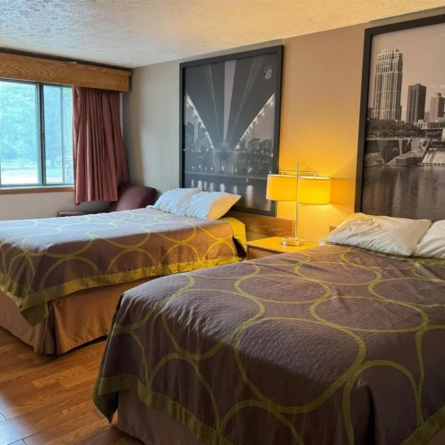 Deluxe, 2 Double Beds, Super 8 By Wyndham Chaska 3/10