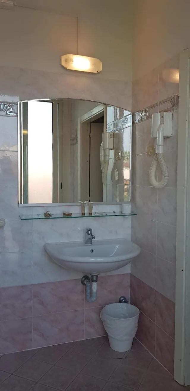 غرفة مفردة، Hotel Britannia 7/11